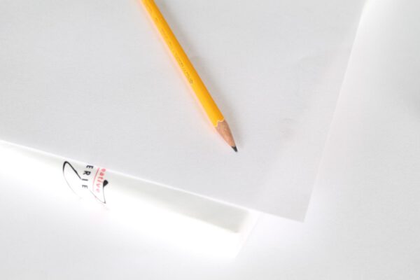 Tekenpapier 160gram 50x65cm – PAK 100vel  Wit tekenpapier met een fijne korrel. Houtvrij, radeervast tekenpapier. PH-neutraal 160gram 50x65cm Pak 100vel