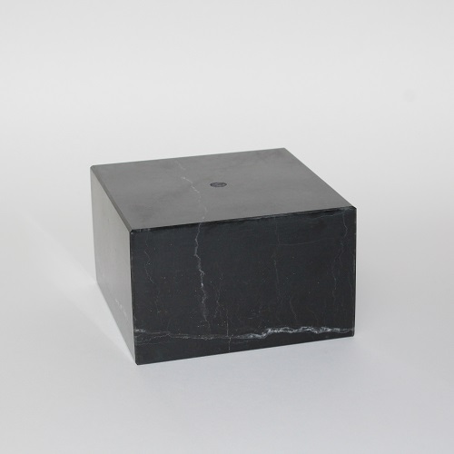 Sokkel zwart marmer met gat – Vierkant 120x120x75mm